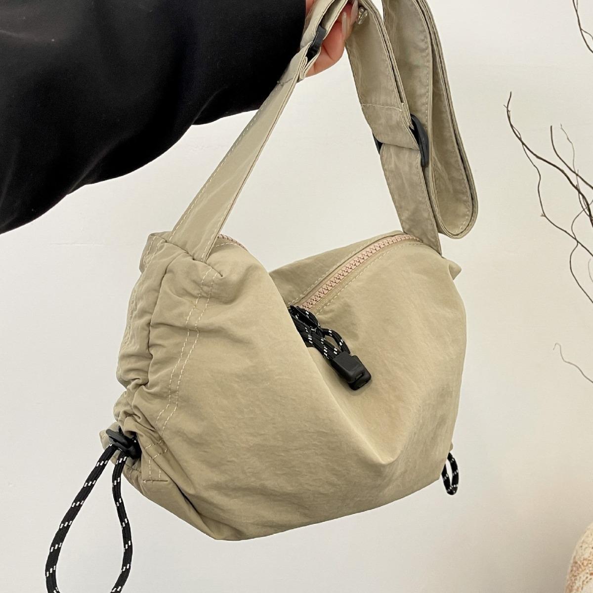 2025 spring women s nylon messenger bag casual pleated cloud bag fashion niche design shoulder bag One Size чорний
2025 spring women s nylon messenger bag casual pleated cloud bag fashion niche design shoulder bag One Size чорний