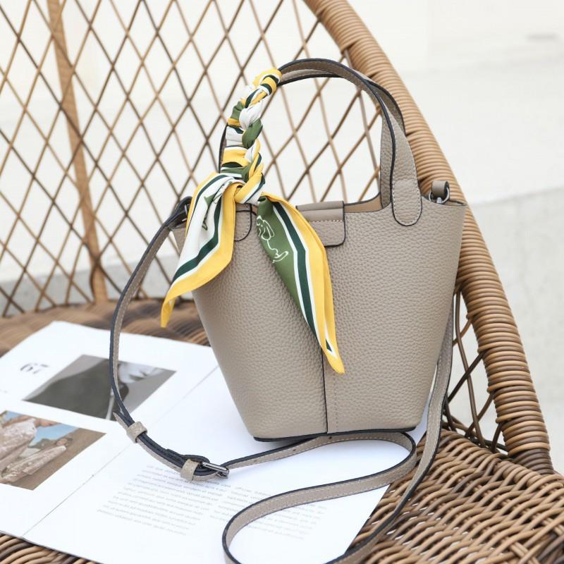 Bag First-layer Cowhide Bucket Fashionable Portable Vegetable Basket Leather Mother Length 29 width 10 height 26CM
Bag First-layer Cowhide Bucket Fashionable Portable Vegetable Basket Leather Mother Length 29 width 10 height 26CM