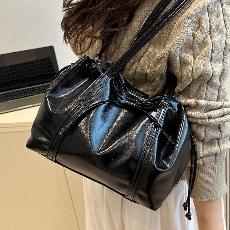 2025 large-capacity pu glossy classic versatile women s shoulder bag commuting daily tote bag large-capacity foreign gas bag чорний
2025 large-capacity pu glossy classic versatile women s shoulder bag commuting daily tote bag large-capacity foreign gas bag чорний