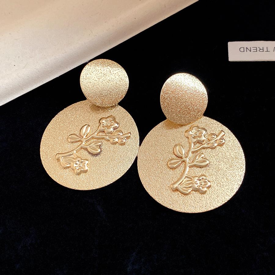 European and American silver needle metal pleated round flower earrings light luxury high-end stud earrings simple hand earrings women
European and American silver needle metal pleated round flower earrings light luxury high-end stud earrings simple hand earrings women