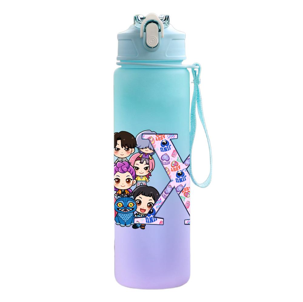 750Ml Water Bottle Cartoon 26 English Letter K-Pop Demon Hunters Printed Large Capacity Drinking Cup Portable Outdoor Sports Water Cup Children Gift
750Ml Water Bottle Cartoon 26 English Letter K-Pop Demon Hunters Printed Large Capacity Drinking Cup Portable Outdoor Sports Water Cup Children Gift