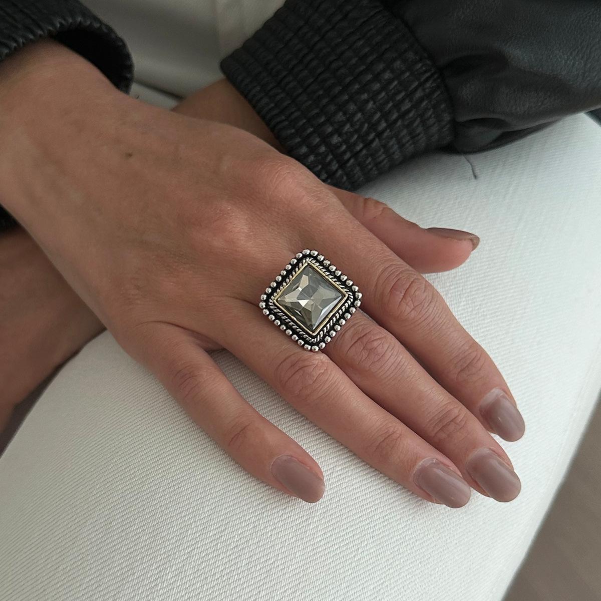 Vintage Vintage Geometric Square Gemstone Stud Earrings For Women, Fashionable And High-End Water Drop Earrings For Women
Vintage Vintage Geometric Square Gemstone Stud Earrings For Women, Fashionable And High-End Water Drop Earrings For Women