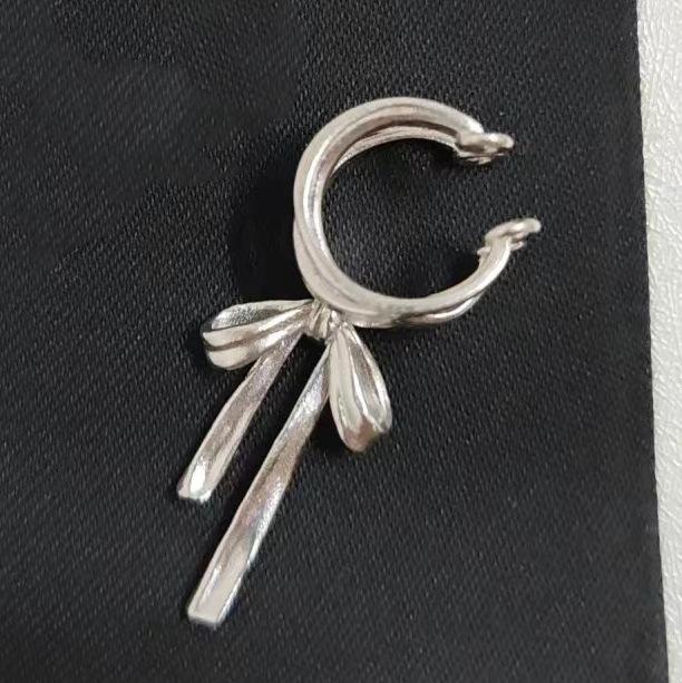 Bowknot Lace-up Ear Cuff: Women s Sweet Ribbon Earrings with Light Luxury Design. Left
Bowknot Lace-up Ear Cuff: Women s Sweet Ribbon Earrings with Light Luxury Design. Left