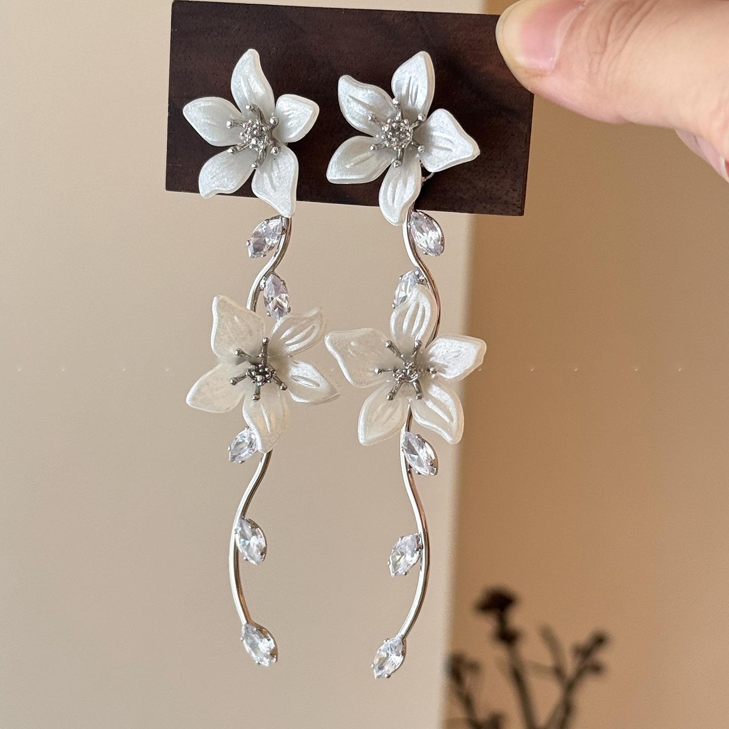 111 silver needle super fairy tassel flower earrings light luxury high sense unique design petal stud earrings femininity earrings 925 silver needle
111 silver needle super fairy tassel flower earrings light luxury high sense unique design petal stud earrings femininity earrings 925 silver needle