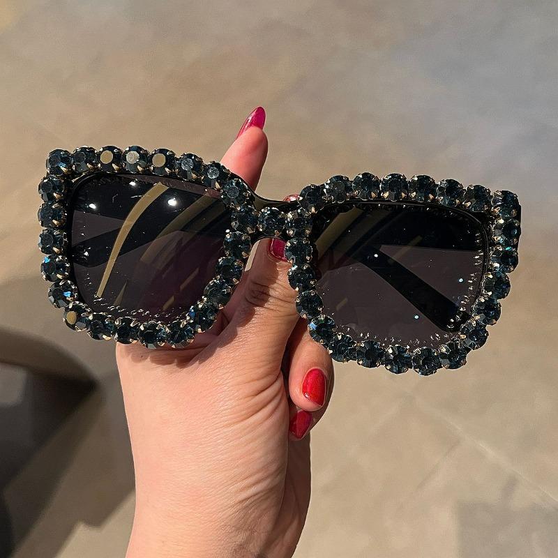 Large Frame Diamond-set European and American Trend Sunglasses Personalized Retro Party Sunglasses Advanced Sense UV Protection
Large Frame Diamond-set European and American Trend Sunglasses Personalized Retro Party Sunglasses Advanced Sense UV Protection