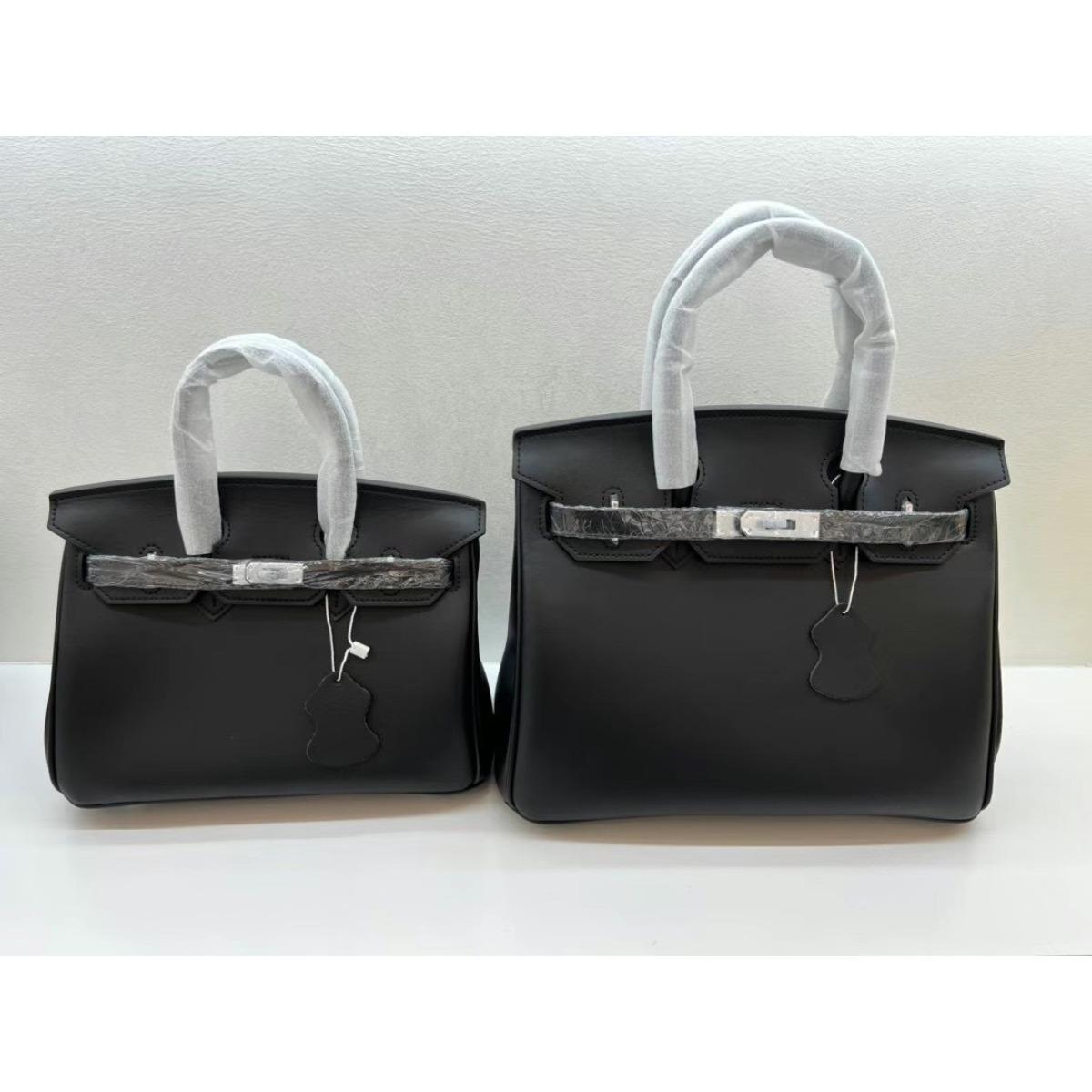 New leather Swift leather silver buckle platinum bag first layer cowhide atmospheric handbag fashion styling shoulder bag women no. 25 (length 25x thickness 14x height 19cm) чёрный
New leather Swift leather silver buckle platinum bag first layer cowhide atmospheric handbag fashion styling shoulder bag women no. 25 (length 25x thickness 14x height 19cm) чёрный