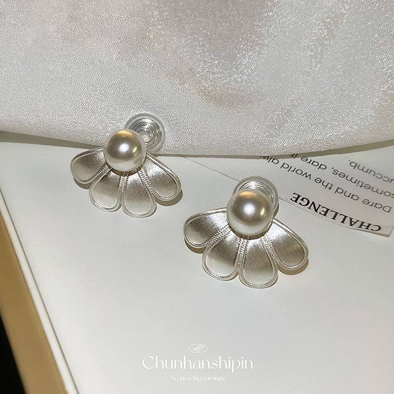 Ear clips New Chinese style silver brushed petal pearl stud earrings Women s no ear piercings High sense niche mosquito coil disc earrings
Ear clips New Chinese style silver brushed petal pearl stud earrings Women s no ear piercings High sense niche mosquito coil disc earrings