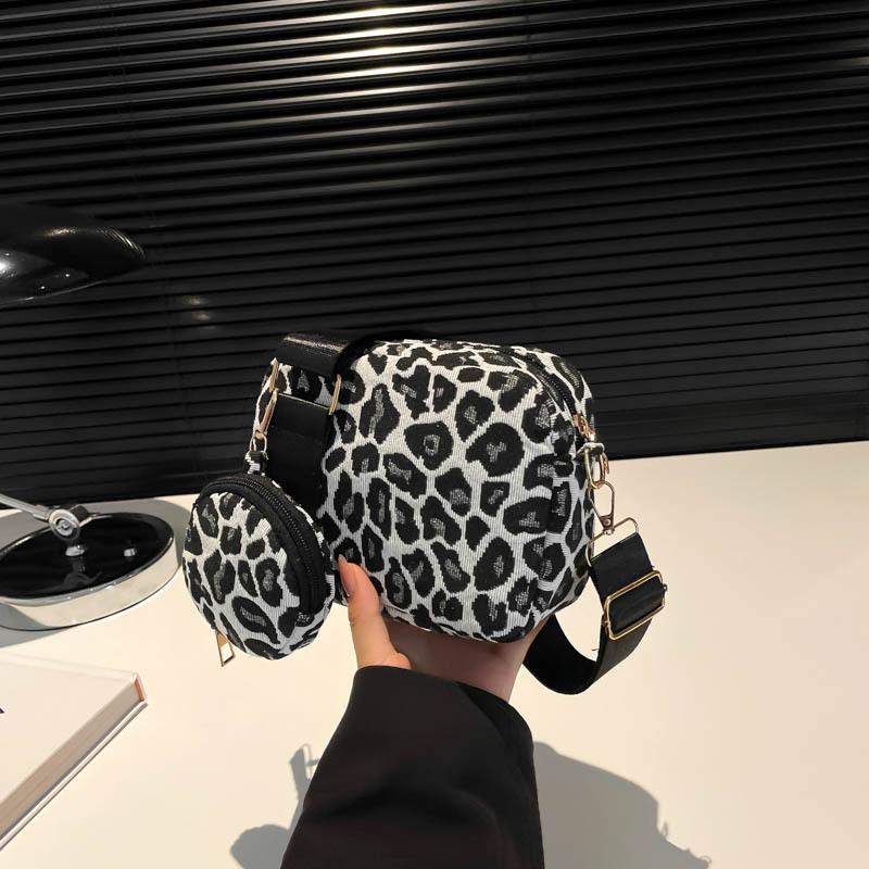 2024 новая маленькая сумка через плечо женская осенняя мода только красивая женская сумка личность косой крест ниша маленькая квадратная сумка прилив чёрный