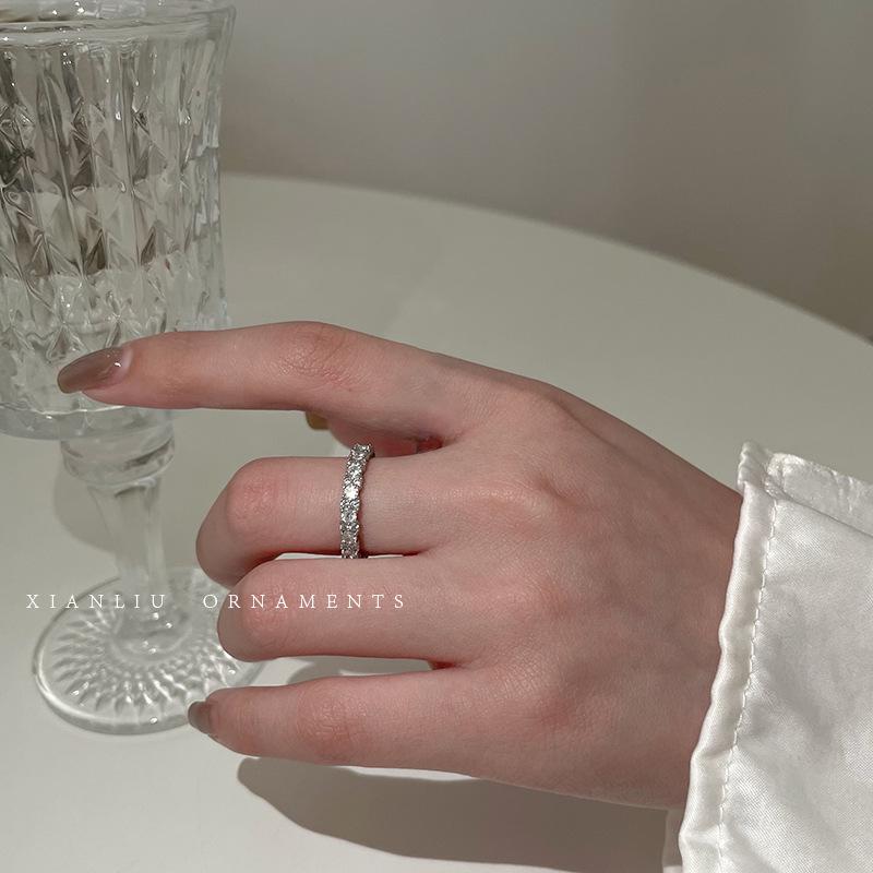 Элегантное кольцо с цирконом в два слоя для женщин: Роскошный нишевый дизайн, крутой стиль, модная вещь-заявление
Элегантное кольцо с цирконом в два слоя для женщин: Роскошный нишевый дизайн, крутой стиль, модная вещь-заявление