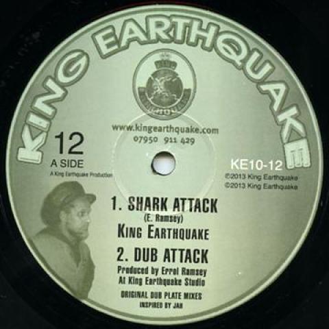 10inch Record KING EARTHQUAKE - Shark Attack; Dub / Torture The Dev KE1012 King Earthquake 2013 UK Reggae, Ska & Dub
10inch Record KING EARTHQUAKE - Shark Attack; Dub / Torture The Dev KE1012 King Earthquake 2013 UK Reggae, Ska & Dub