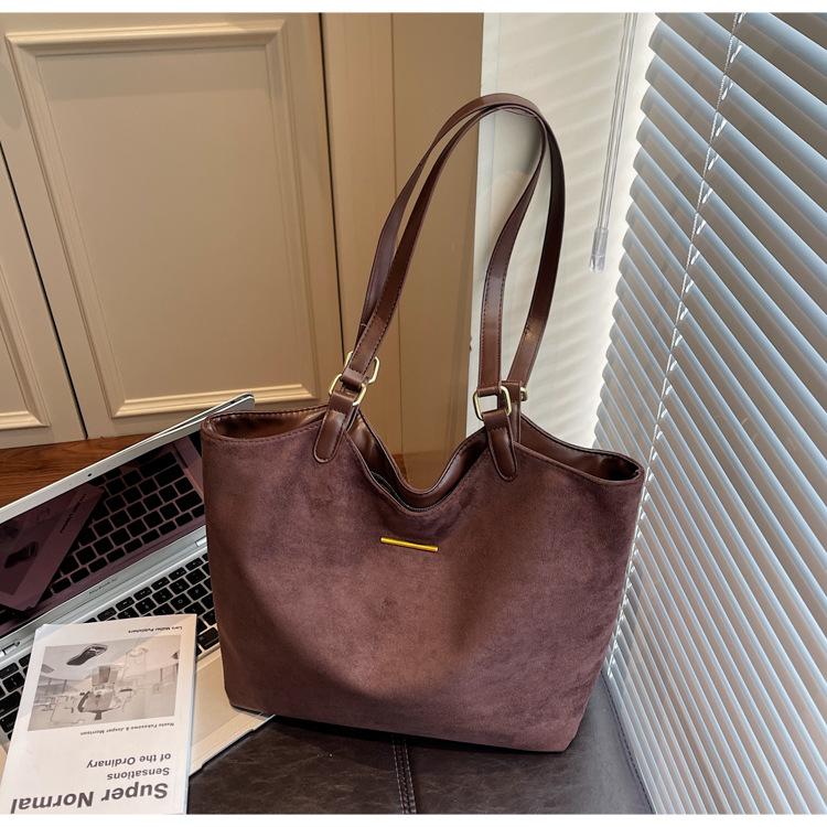 Женская вместительная новая осенне-зимняя универсальная матовая ретро сумка на плечо, повседневная сумка для работы темно-коричневого