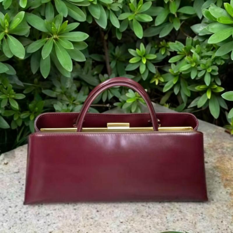 Luxury Leather Handbag For Women High-end Hardware Magnetic Suction Clip Design Elegant Minimalist Shoulder Underarm Bag Purse 28.5x11x12cm бордовий
Luxury Leather Handbag For Women High-end Hardware Magnetic Suction Clip Design Elegant Minimalist Shoulder Underarm Bag Purse 28.5x11x12cm бордовий