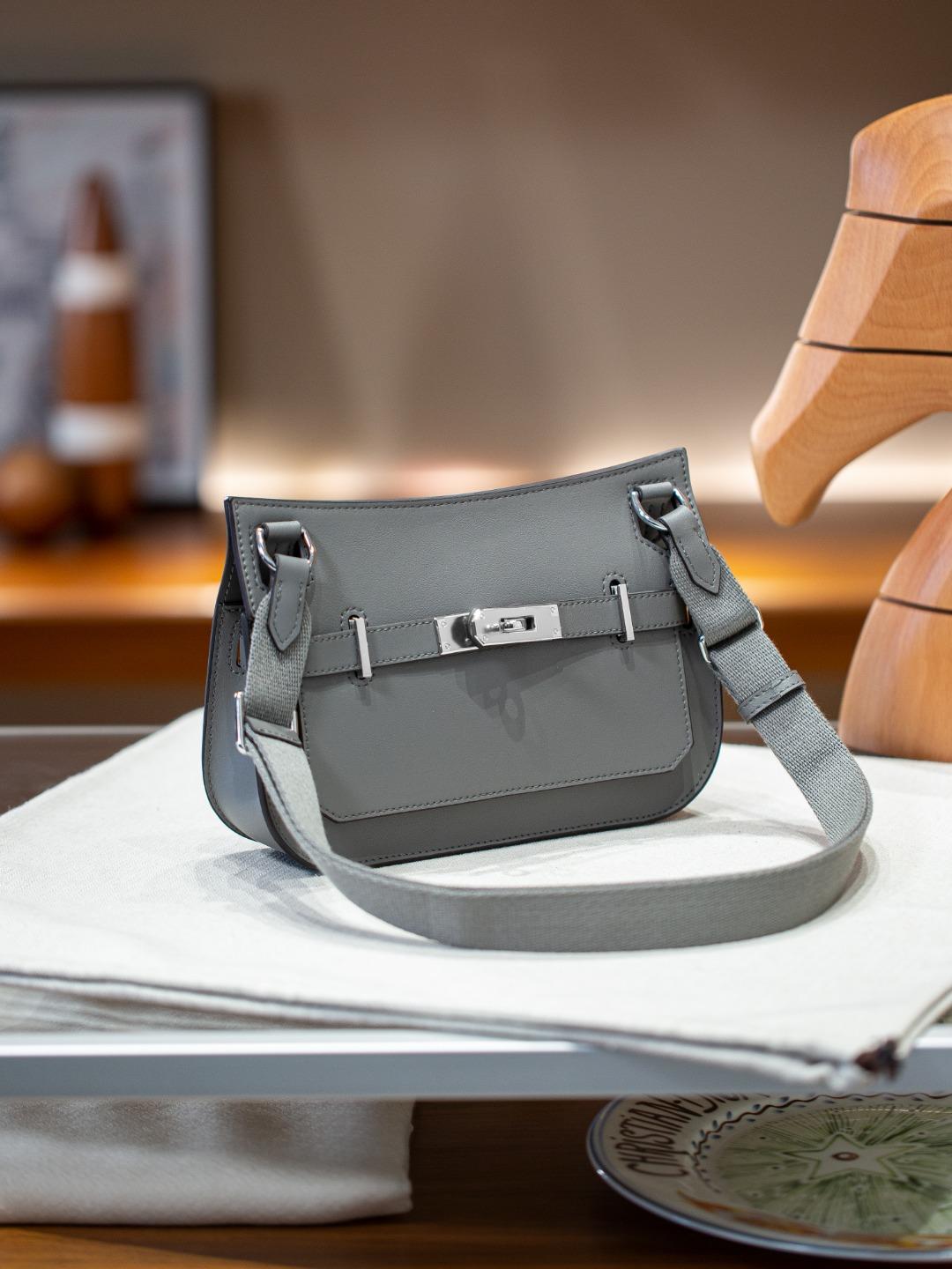 Міні високоякісна модна сумка через плече з натуральної шкіри телячої шкіри 23cm
Міні високоякісна модна сумка через плече з натуральної шкіри телячої шкіри 23cm