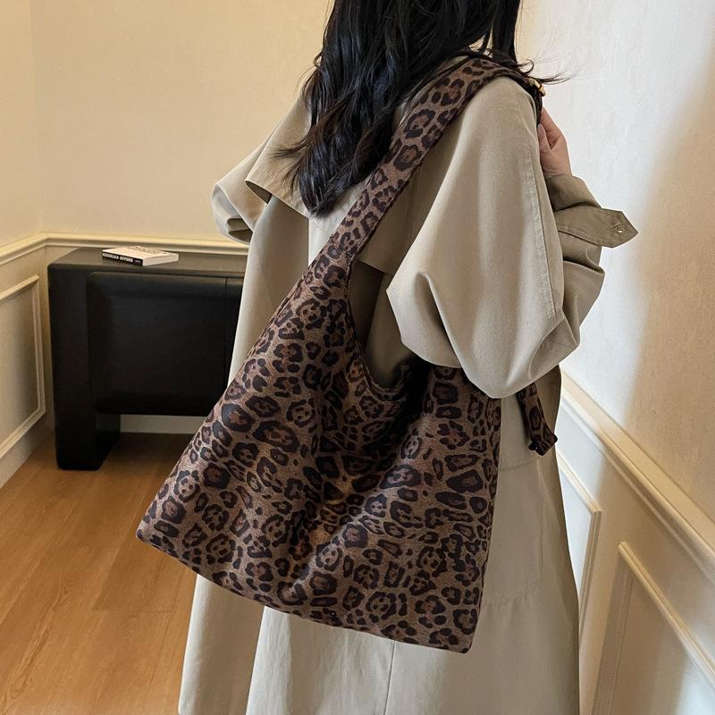 Leopard print bag women s large capacity 2025 new autumn and winter leisure shoulder messenger bag versatile work commuter tote bag цветной печати леопарда
Leopard print bag women s large capacity 2025 new autumn and winter leisure shoulder messenger bag versatile work commuter tote bag цветной печати леопарда