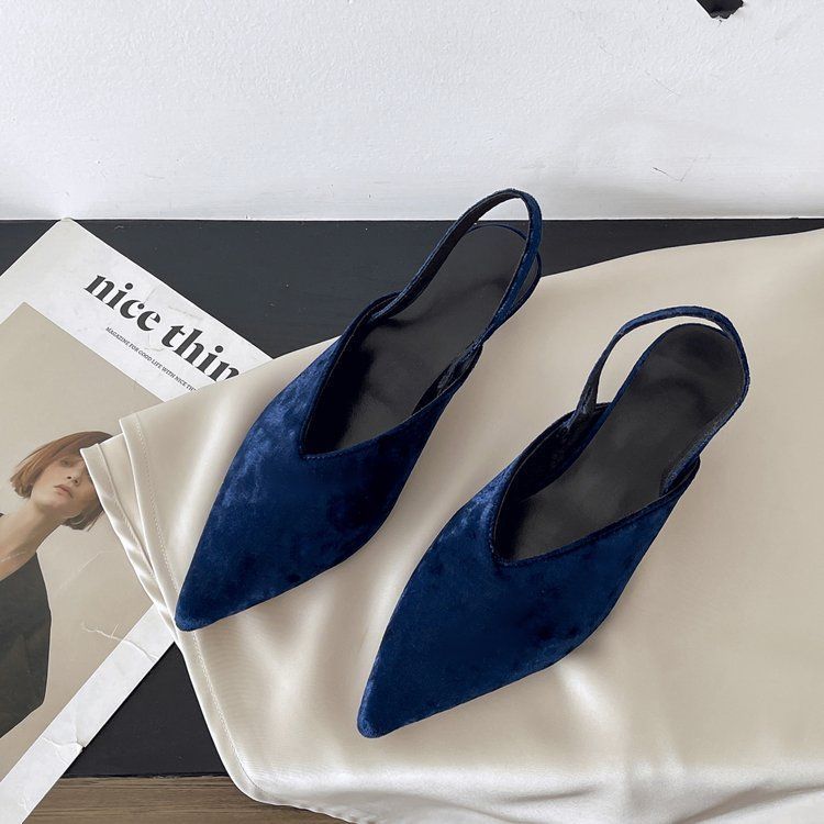 Houkong word with half bag head, shallow mouth high heels, women s French gentle pointed blue velvet single shoes, new in 2024 35
Houkong word with half bag head, shallow mouth high heels, women s French gentle pointed blue velvet single shoes, new in 2024 35