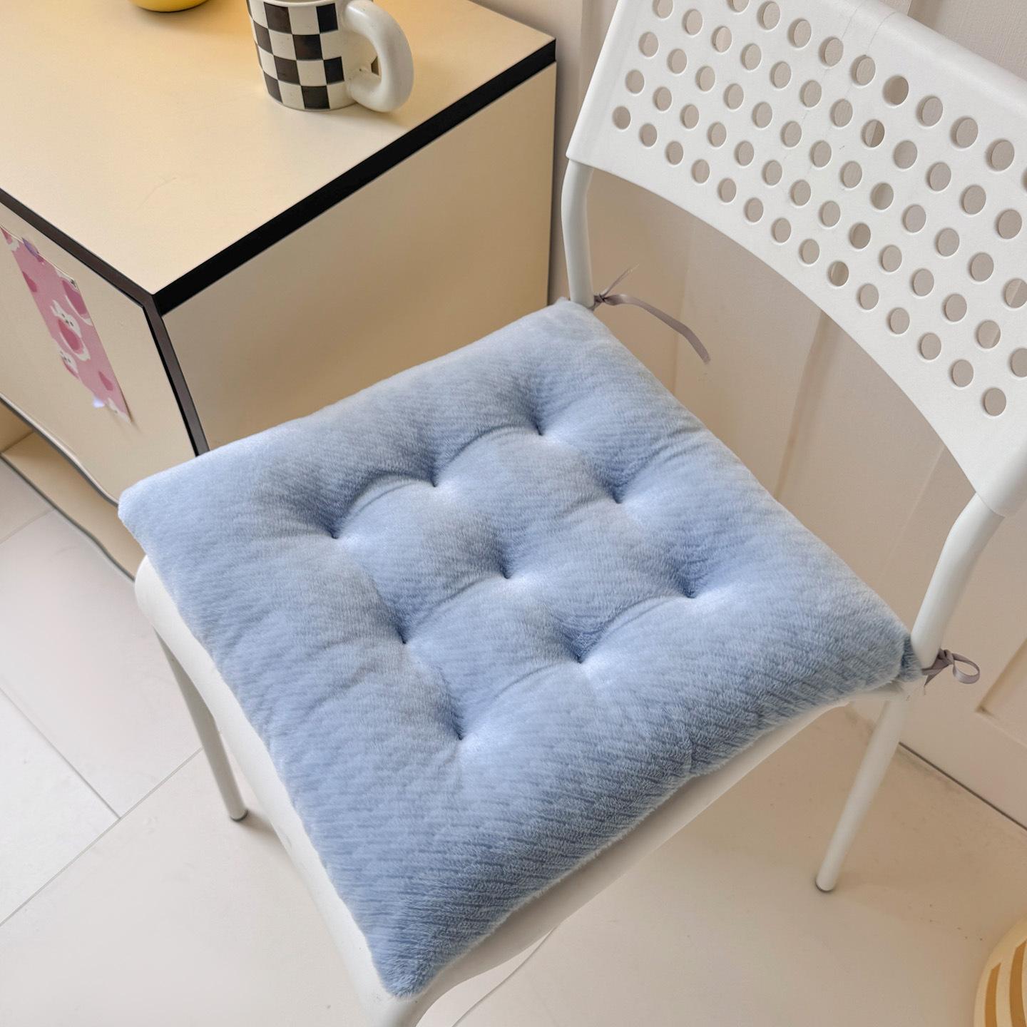 Thick anti slip seat cushion, office sedentary personnel, student household plush seat cushion 40x40cm
Thick anti slip seat cushion, office sedentary personnel, student household plush seat cushion 40x40cm