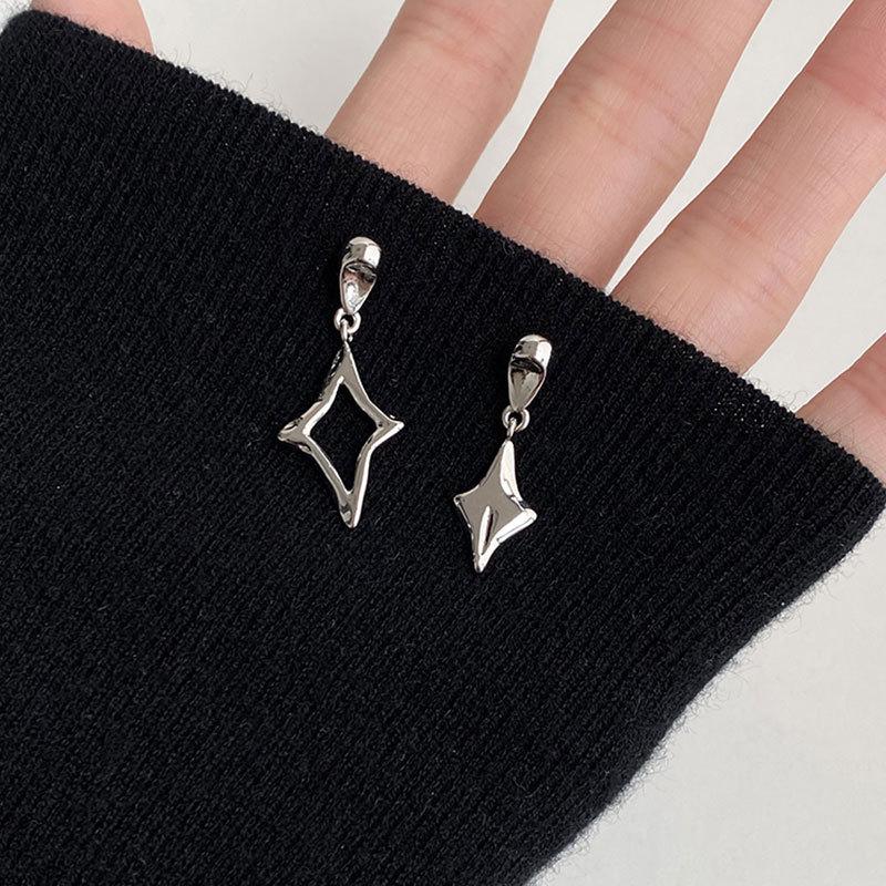 Дневные и ночные серьги-звезды Четырехлучевые звезды На каждый день
Дневные и ночные серьги-звезды Четырехлучевые звезды На каждый день