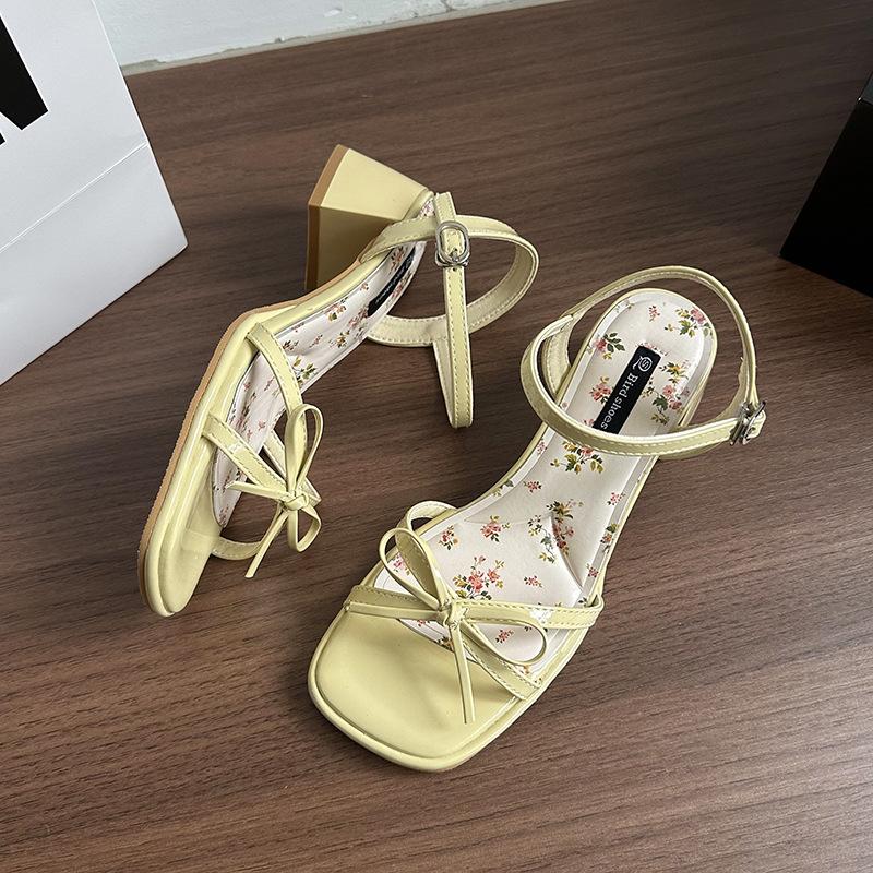Broken flower fairy wind slope heel square head one-word slippers women s summer wear 2025 new retro with skirt cool slippers 40 світло-жовтого кольору
Broken flower fairy wind slope heel square head one-word slippers women s summer wear 2025 new retro with skirt cool slippers 40 світло-жовтого кольору