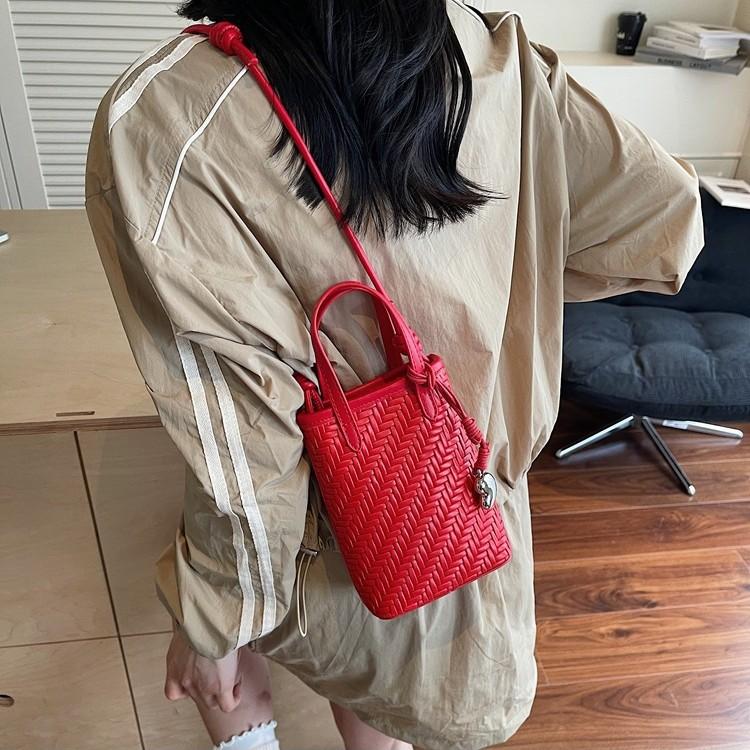 Popular woven mobile phone bag niche new hand bag women go out convenient messenger bag чорний
Popular woven mobile phone bag niche new hand bag women go out convenient messenger bag чорний