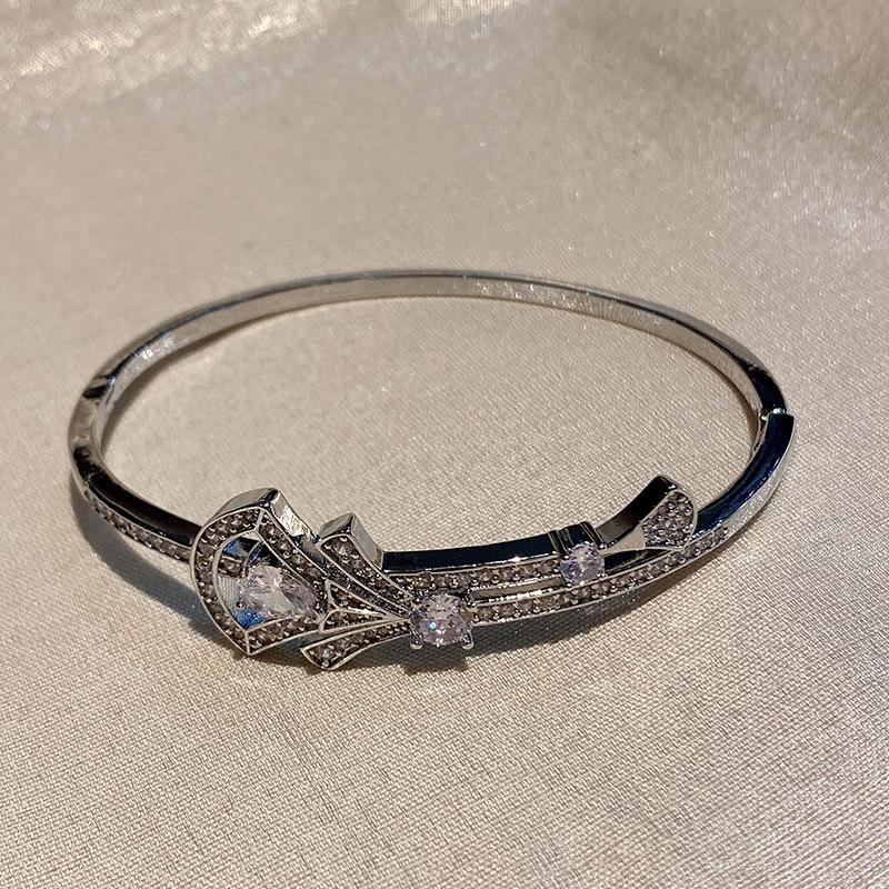 Медная инкрустированная цирконом пряжка-подкова, модная и высококлассная, универсальная, изысканное женское украшение 19CM
Медная инкрустированная цирконом пряжка-подкова, модная и высококлассная, универсальная, изысканное женское украшение 19CM