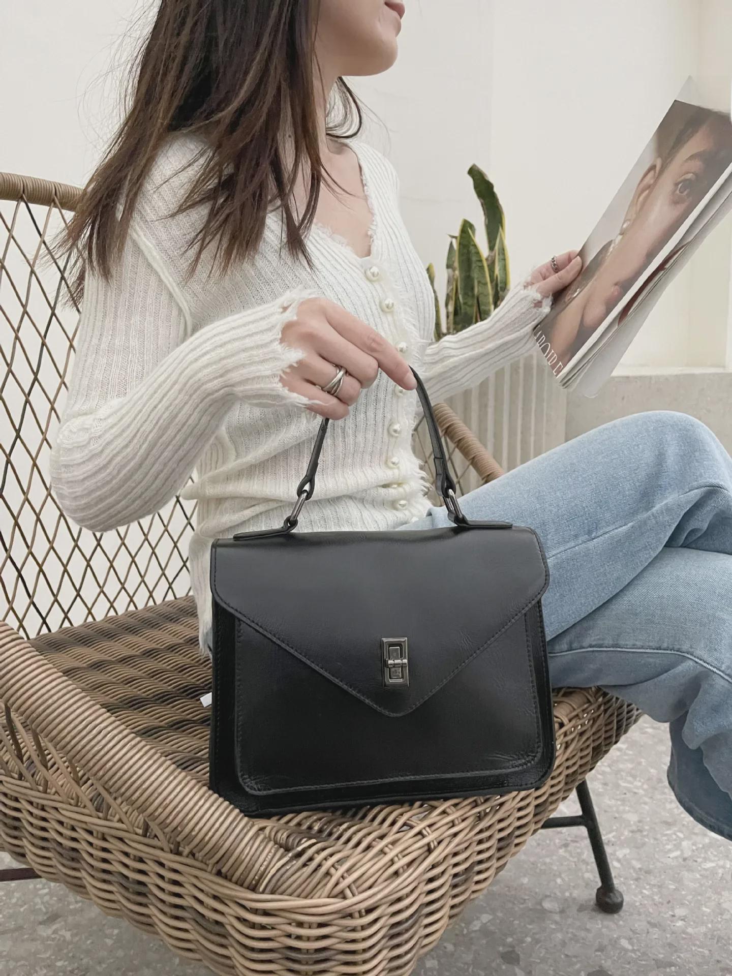 Винтажная женская сумка-мессенджер из натуральной кожи - высококачественная воловья кожа растительного дубления, большая вместимость через плечо в стиле Кембриджа 24cm L x 9cm W x 18cm H чёрный
Винтажная женская сумка-мессенджер из натуральной кожи - высококачественная воловья кожа растительного дубления, большая вместимость через плечо в стиле Кембриджа 24cm L x 9cm W x 18cm H чёрный