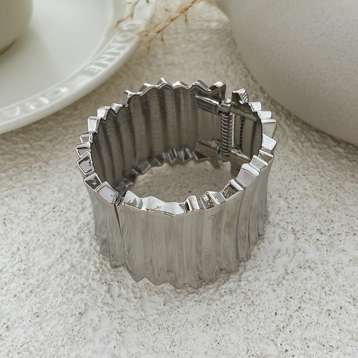 Преувеличенный металлический широкий браслет-пружина для лица Браслет в панк-стиле текстурный браслет в вертикальную полоску для женщин
Преувеличенный металлический широкий браслет-пружина для лица Браслет в панк-стиле текстурный браслет в вертикальную полоску для женщин