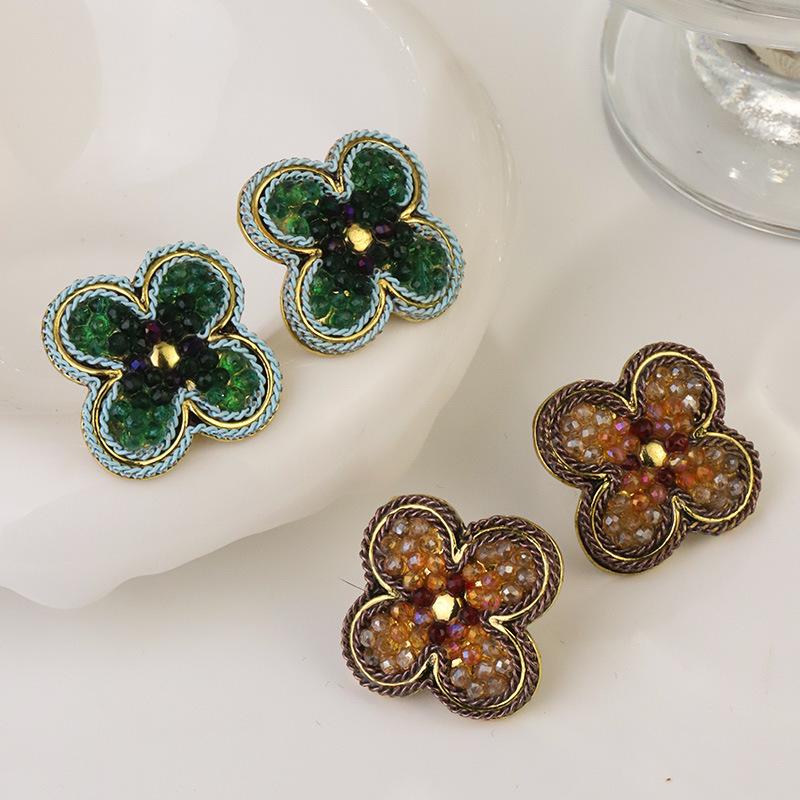 French Retro Luxury Diamond-Studded Floral Earrings: Elegant Hong Kong Style, Versatile & Unique. коричневый
French Retro Luxury Diamond-Studded Floral Earrings: Elegant Hong Kong Style, Versatile & Unique. коричневый