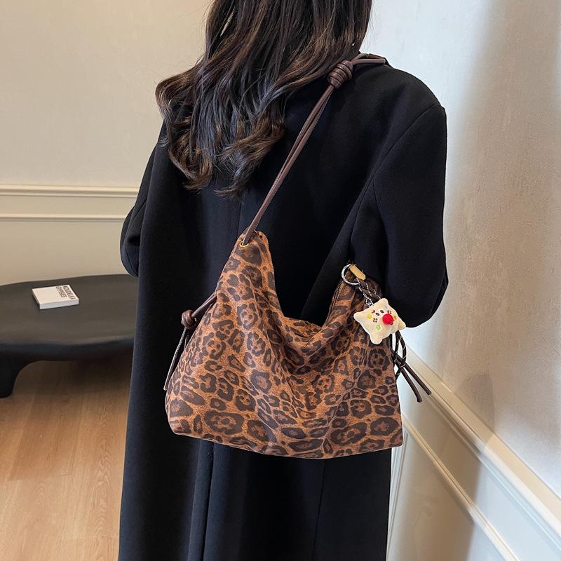 Casual relaxation large capacity leopard print bag women s 2025 new commuter shoulder bag portable tote bag 33*12*27
Casual relaxation large capacity leopard print bag women s 2025 new commuter shoulder bag portable tote bag 33*12*27