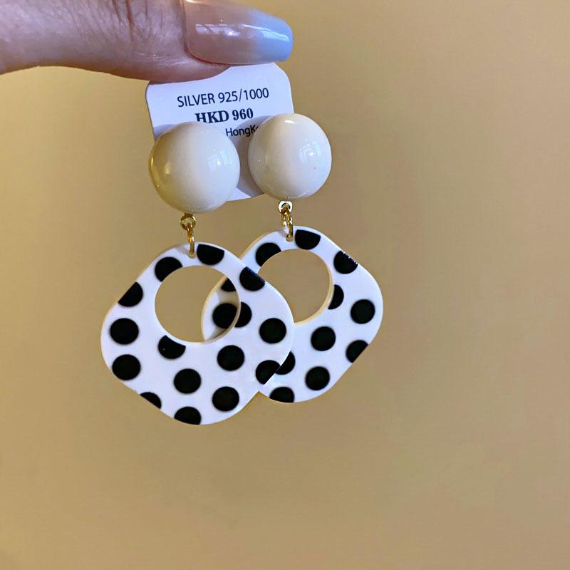Silver needle simple geometric polka dot earrings Korean high-end temperament earrings personalized fashion new earrings women
Silver needle simple geometric polka dot earrings Korean high-end temperament earrings personalized fashion new earrings women