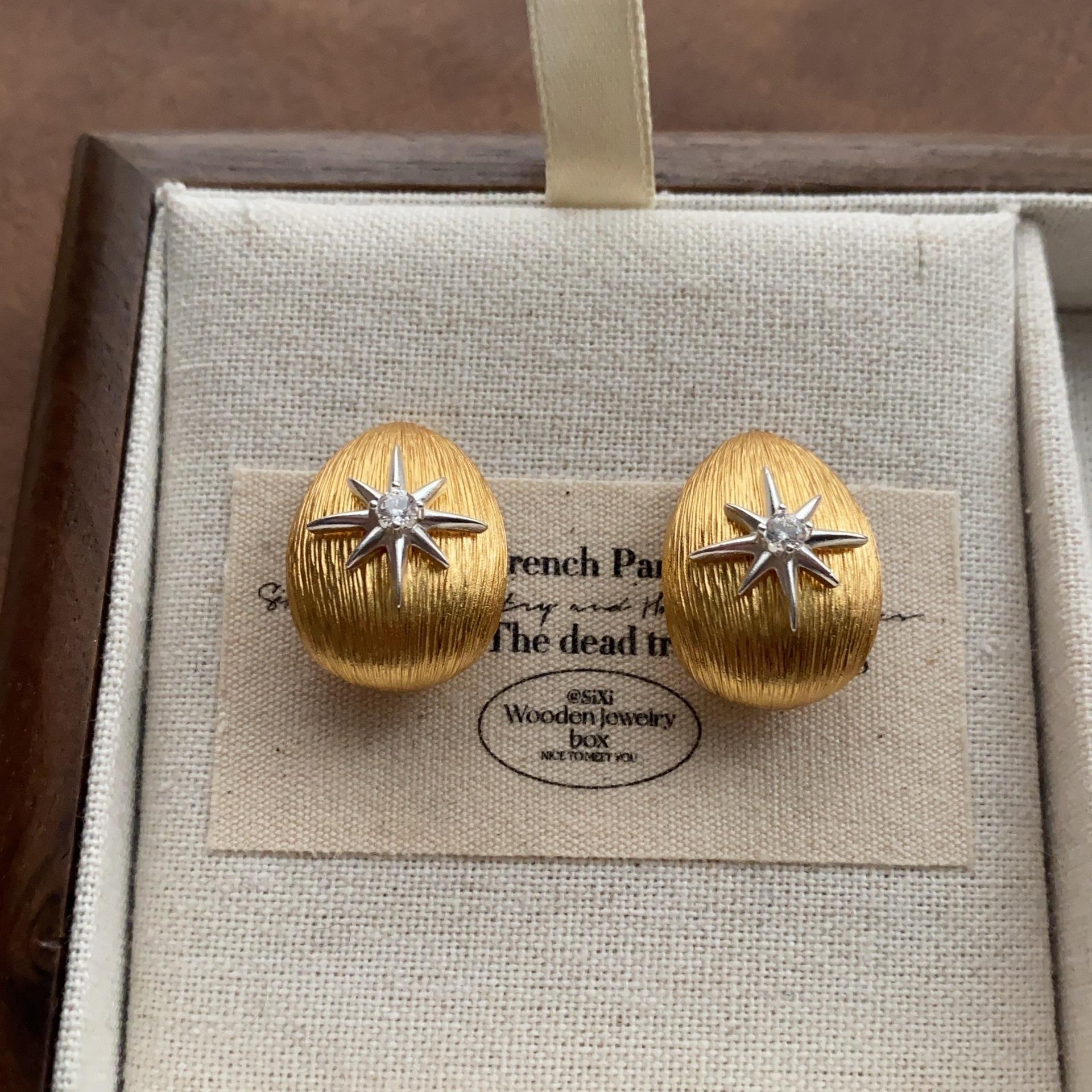 Three-dimensional ancient method two-color water drop star stud earrings brushed process starry sky bright earrings high-end earrings
Three-dimensional ancient method two-color water drop star stud earrings brushed process starry sky bright earrings high-end earrings