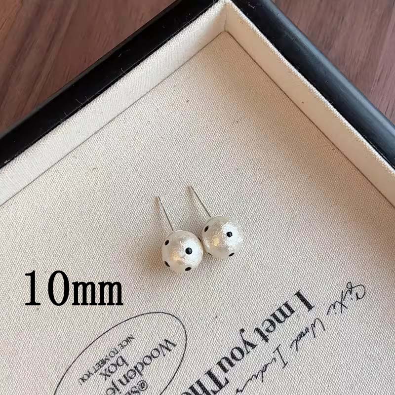 Korean Vintage Polka Dot Cotton Pearl Stud Earrings for Women Exquisite Simple Geometric Round Earring Wedding Party Jewelry
Korean Vintage Polka Dot Cotton Pearl Stud Earrings for Women Exquisite Simple Geometric Round Earring Wedding Party Jewelry
