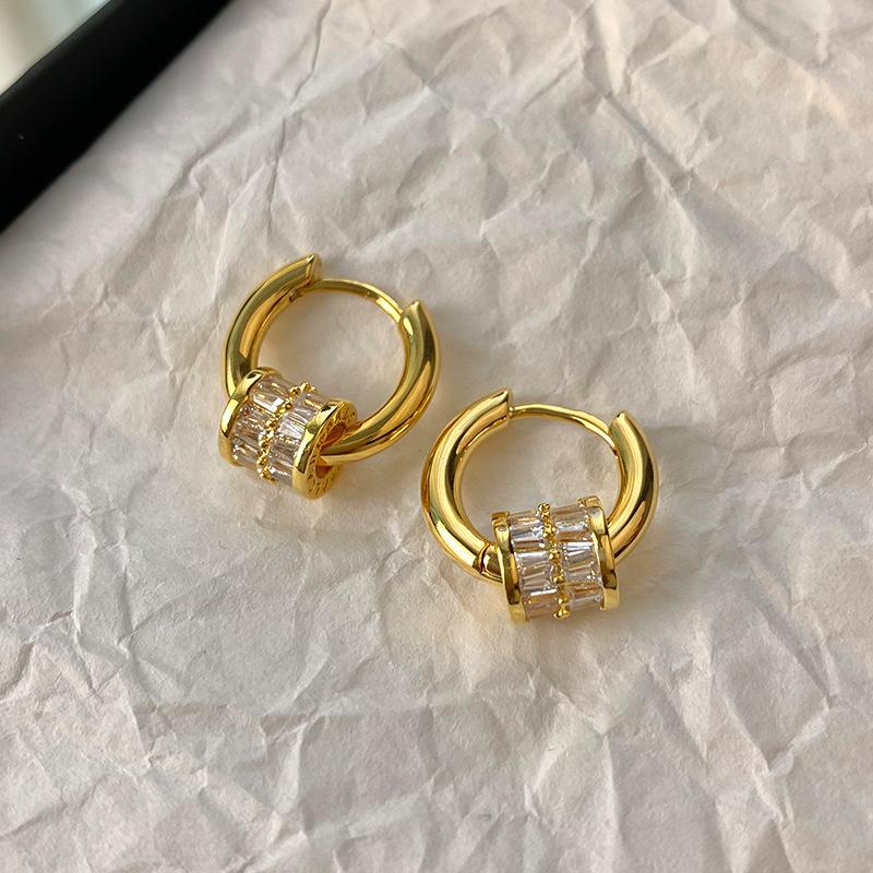 European and American diamond-encrusted small waist circle earrings, niche design sense, high-grade light luxury unique A-grade zircon earrings
European and American diamond-encrusted small waist circle earrings, niche design sense, high-grade light luxury unique A-grade zircon earrings