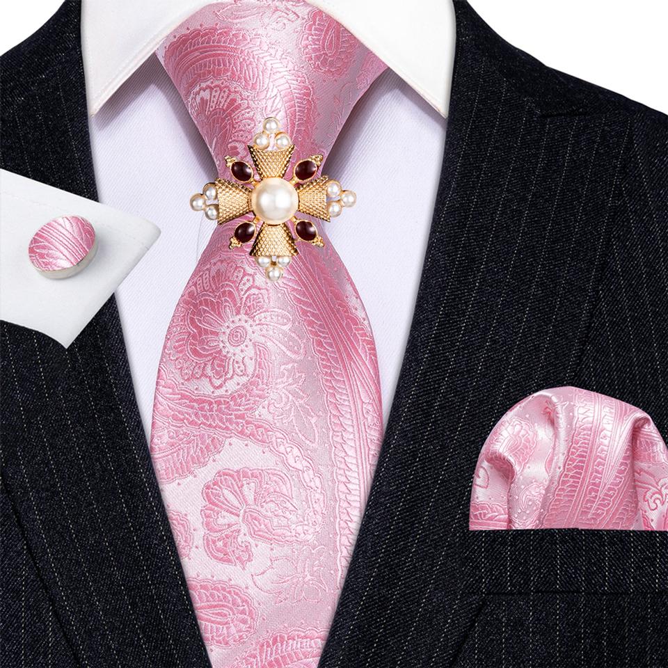 Мужской набор аксессуаров. Жаккардовый галстук с брошью, платок и запонки N-1745
Мужской набор аксессуаров. Жаккардовый галстук с брошью, платок и запонки N-1745