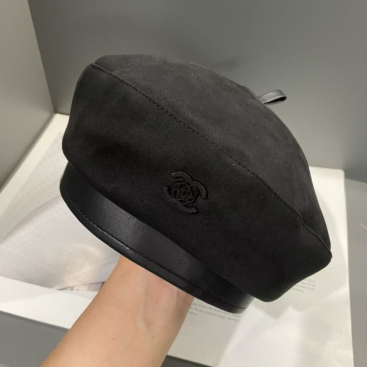 Осенне-зимний замшевый берет, повседневный модный берет в британском стиле, шляпа художника для женщин, ретро коричневого цвета, показывающая маленький бутон M(56-58cm)
Осенне-зимний замшевый берет, повседневный модный берет в британском стиле, шляпа художника для женщин, ретро коричневого цвета, показывающая маленький бутон M(56-58cm)