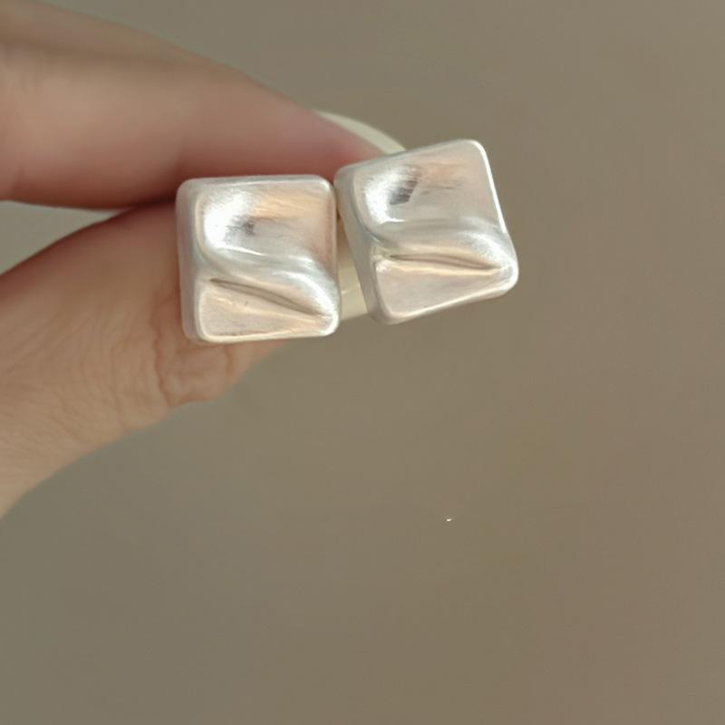 Silver needle square pleated pattern stud earrings personalized fashion simple design versatile earrings niche high-end earrings women
Silver needle square pleated pattern stud earrings personalized fashion simple design versatile earrings niche high-end earrings women