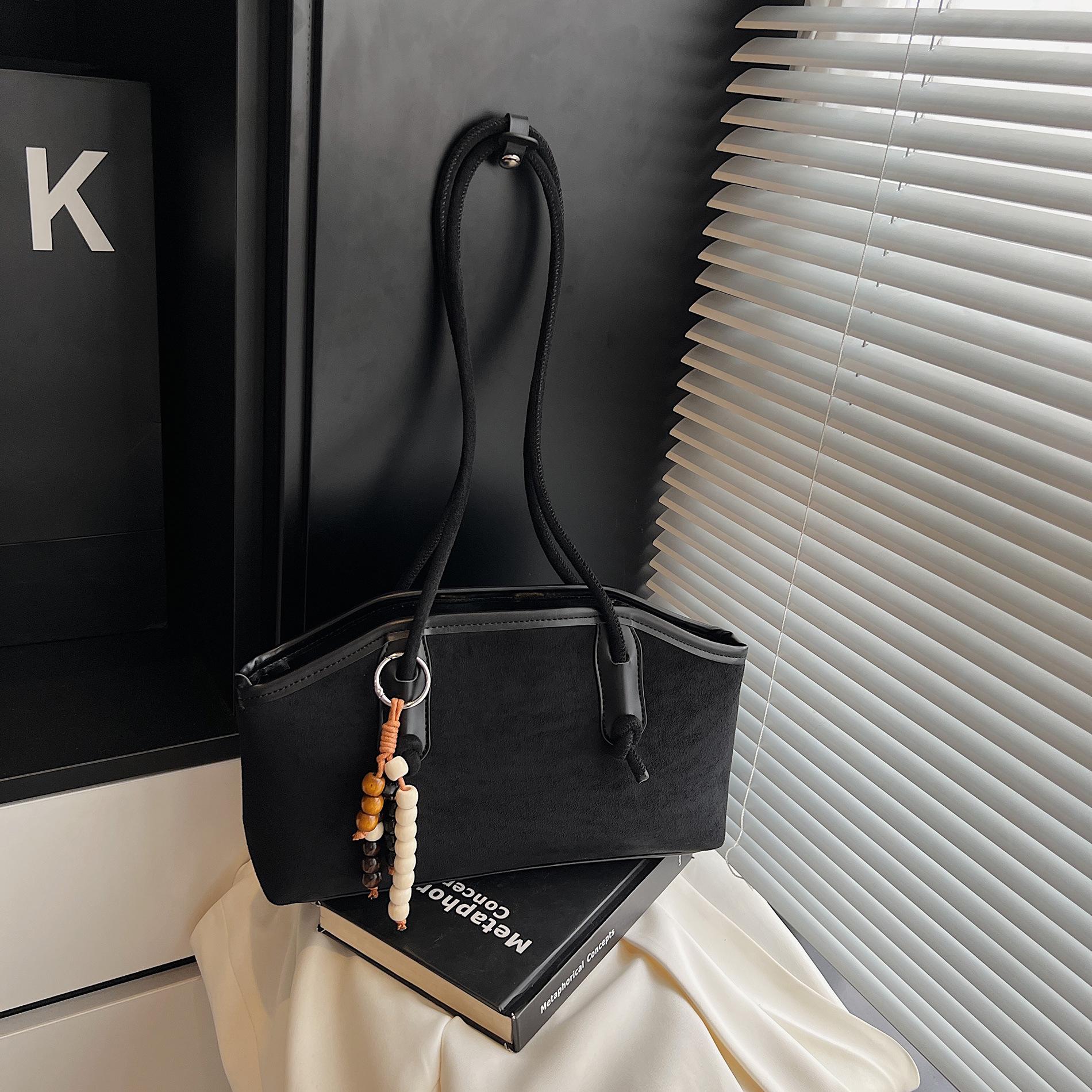 Винтажная женская сумка-тоут большой вместимости, новая модная повседневная сумка 2025 года, сумка-мессенджер для поездок на работу, сумка под мышку no pendant чёрный
Винтажная женская сумка-тоут большой вместимости, новая модная повседневная сумка 2025 года, сумка-мессенджер для поездок на работу, сумка под мышку no pendant чёрный