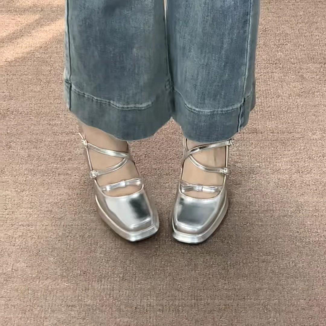 Silver ballet shoes 2025 spring and autumn new French retro thick heel Mary Jane shoes one-word buckle bow single shoes 35
Silver ballet shoes 2025 spring and autumn new French retro thick heel Mary Jane shoes one-word buckle bow single shoes 35