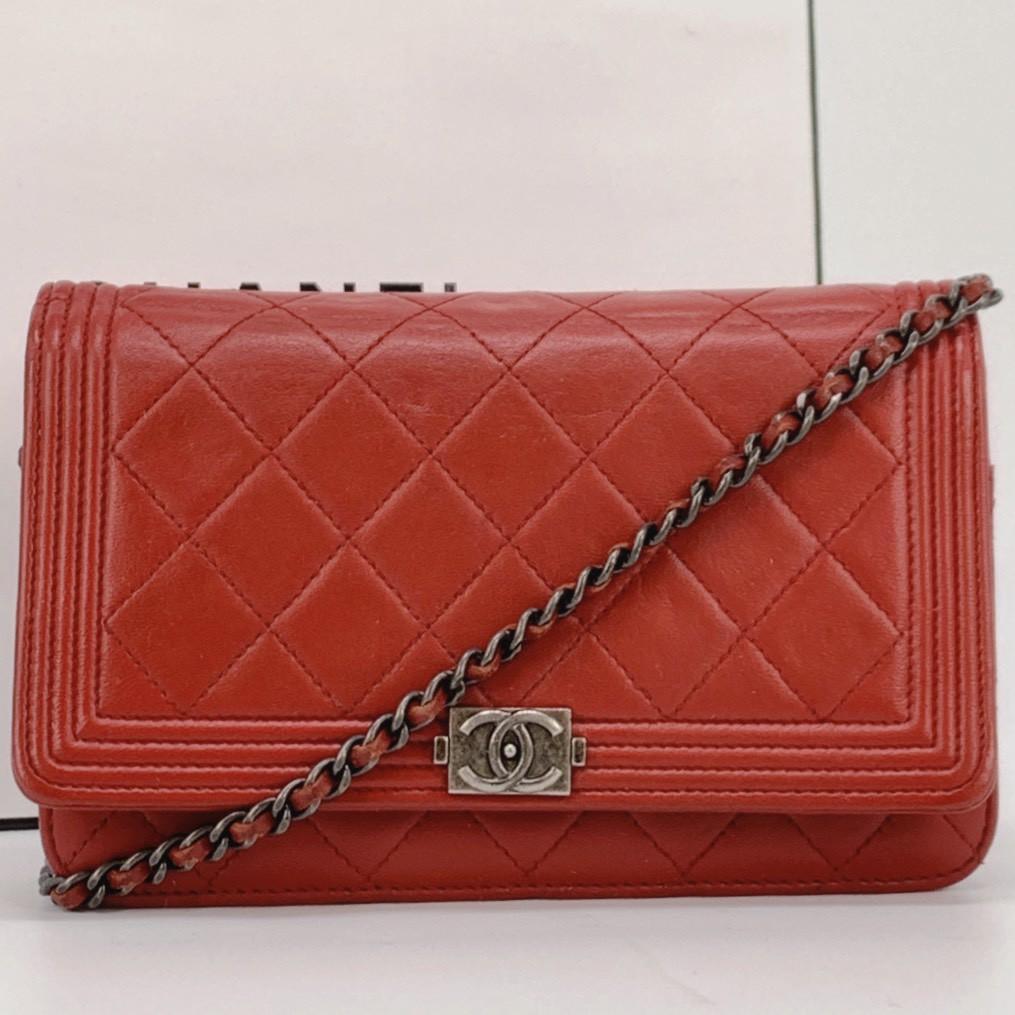 Хлопчик CHANEL Гаманець на ланцюжку Колір Gunmetal Сумка-клатч на плече Шкіра ягняти Червоний Жіноча Застібка з логотипом Coco
Хлопчик CHANEL Гаманець на ланцюжку Колір Gunmetal Сумка-клатч на плече Шкіра ягняти Червоний Жіноча Застібка з логотипом Coco