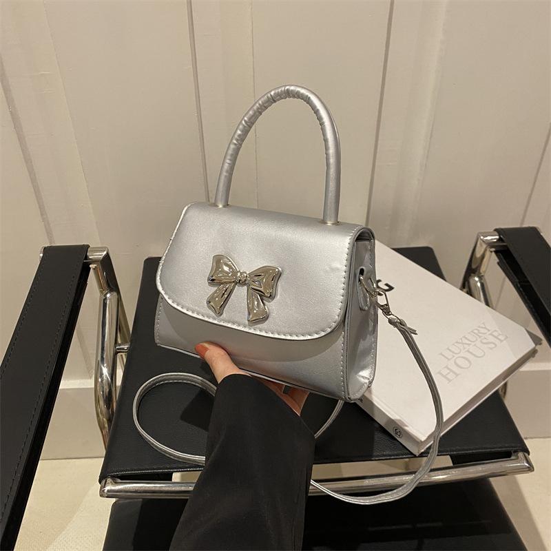 Сумочка з бантом для дівчини з нішевим дизайном 2024, нова суцільна корейська мода, маленька квадратна сумка через плече, сумка-месенджер срібний
Сумочка з бантом для дівчини з нішевим дизайном 2024, нова суцільна корейська мода, маленька квадратна сумка через плече, сумка-месенджер срібний