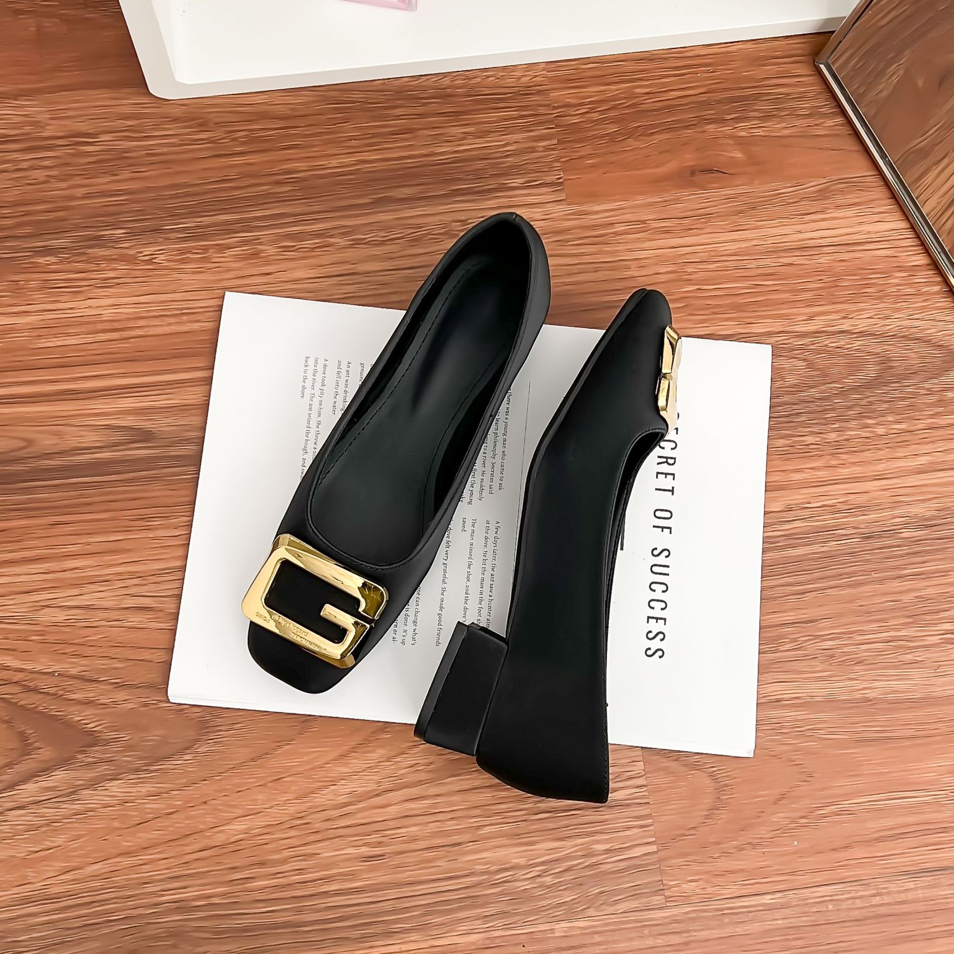 Женские туфли на высоком каблуке, толстый каблук, высокое качество, легкая роскошь, удобные, не утомляют ноги, профессиональные туфли-лодочки, женские универсальные, квадратный носок, мягкая кожа 42 чёрный
Женские туфли на высоком каблуке, толстый каблук, высокое качество, легкая роскошь, удобные, не утомляют ноги, профессиональные туфли-лодочки, женские универсальные, квадратный носок, мягкая кожа 42 чёрный