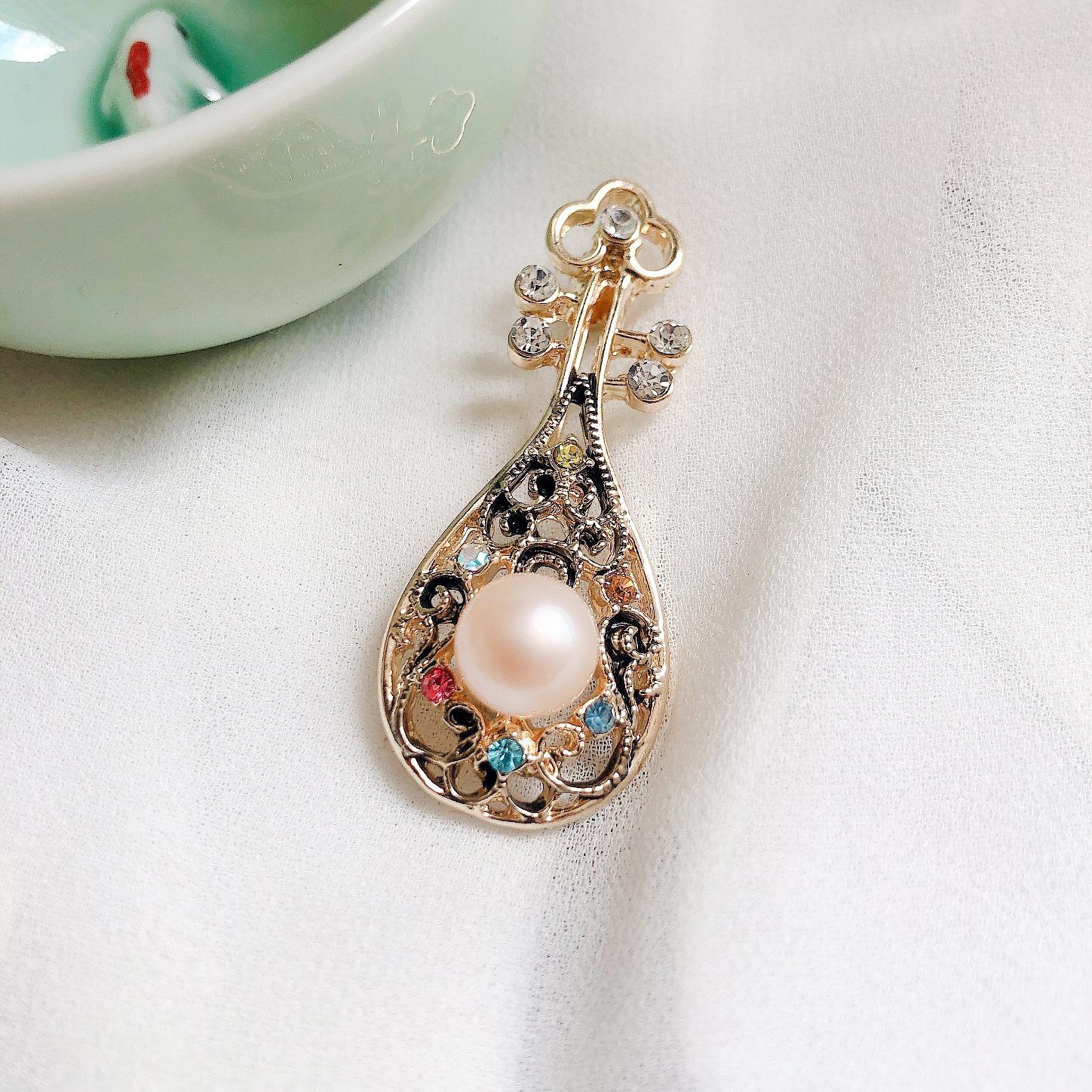 Chinese Traditional Instrument Pipa Brooch Freashwater Pearl Brooches For Women Jewelry Scarf Clip Clothes Jewelry
Chinese Traditional Instrument Pipa Brooch Freashwater Pearl Brooches For Women Jewelry Scarf Clip Clothes Jewelry