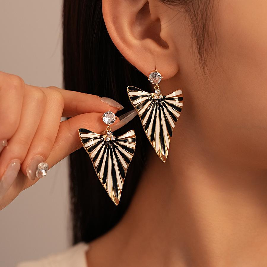 European-American Style Zircon Stripe Triangle Silver Earrings - Retro & Elegant High-End Women s Jewelry
European-American Style Zircon Stripe Triangle Silver Earrings - Retro & Elegant High-End Women s Jewelry