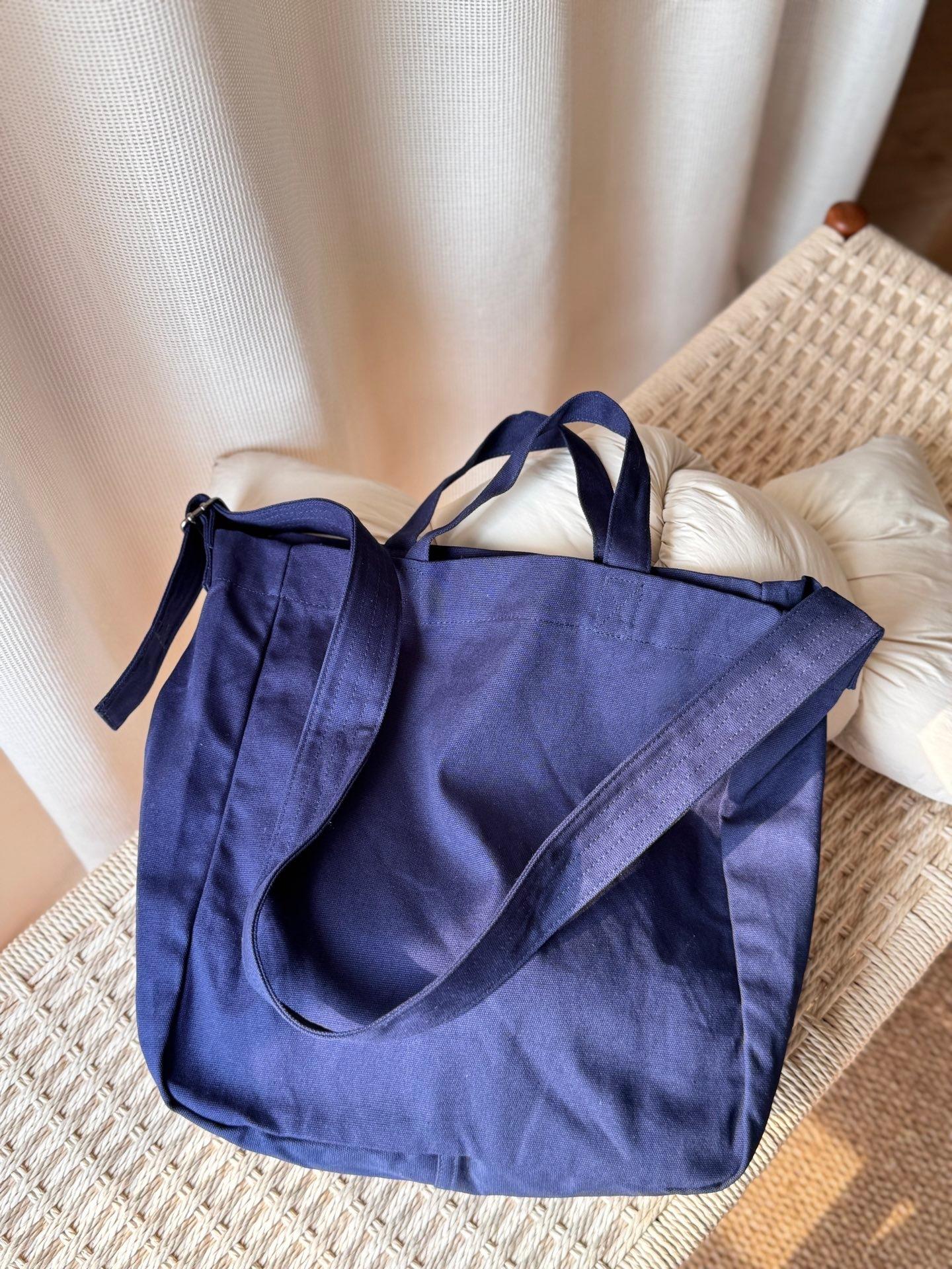 Solid Color Literary Canvas Handbag Casual Tote Commuter Messenger Versatile Mommy Student Training Bag 33*15*38 темно-синього кольору
Solid Color Literary Canvas Handbag Casual Tote Commuter Messenger Versatile Mommy Student Training Bag 33*15*38 темно-синього кольору
