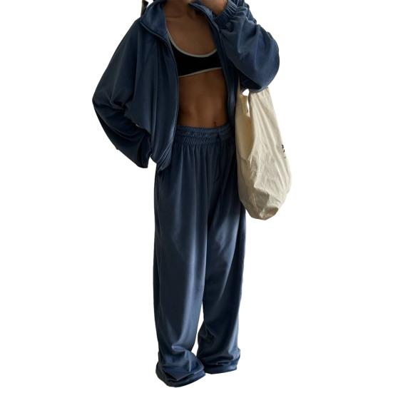 Двокомпонентний спортивний костюм: укорочена толстовка на блискавці для жінок та широкі штани-джоггери M синій
Двокомпонентний спортивний костюм: укорочена толстовка на блискавці для жінок та широкі штани-джоггери M синій