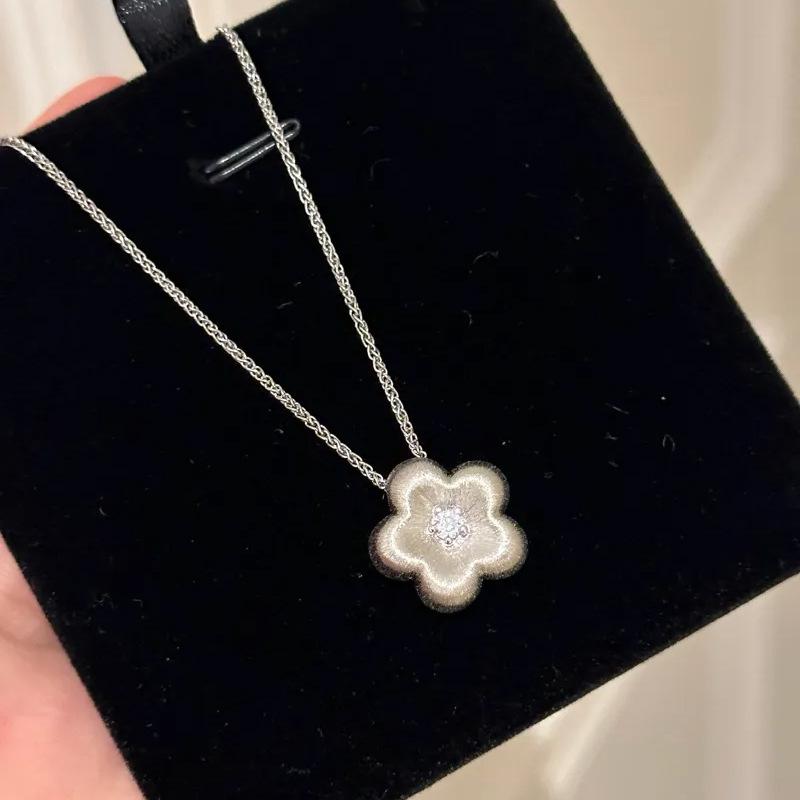 Fashion High Quality Flower Plum Pendant Vintage Wire Drawing Necklace for Women Light Luxury Party Wedding Banquet 45cm срібний
Fashion High Quality Flower Plum Pendant Vintage Wire Drawing Necklace for Women Light Luxury Party Wedding Banquet 45cm срібний