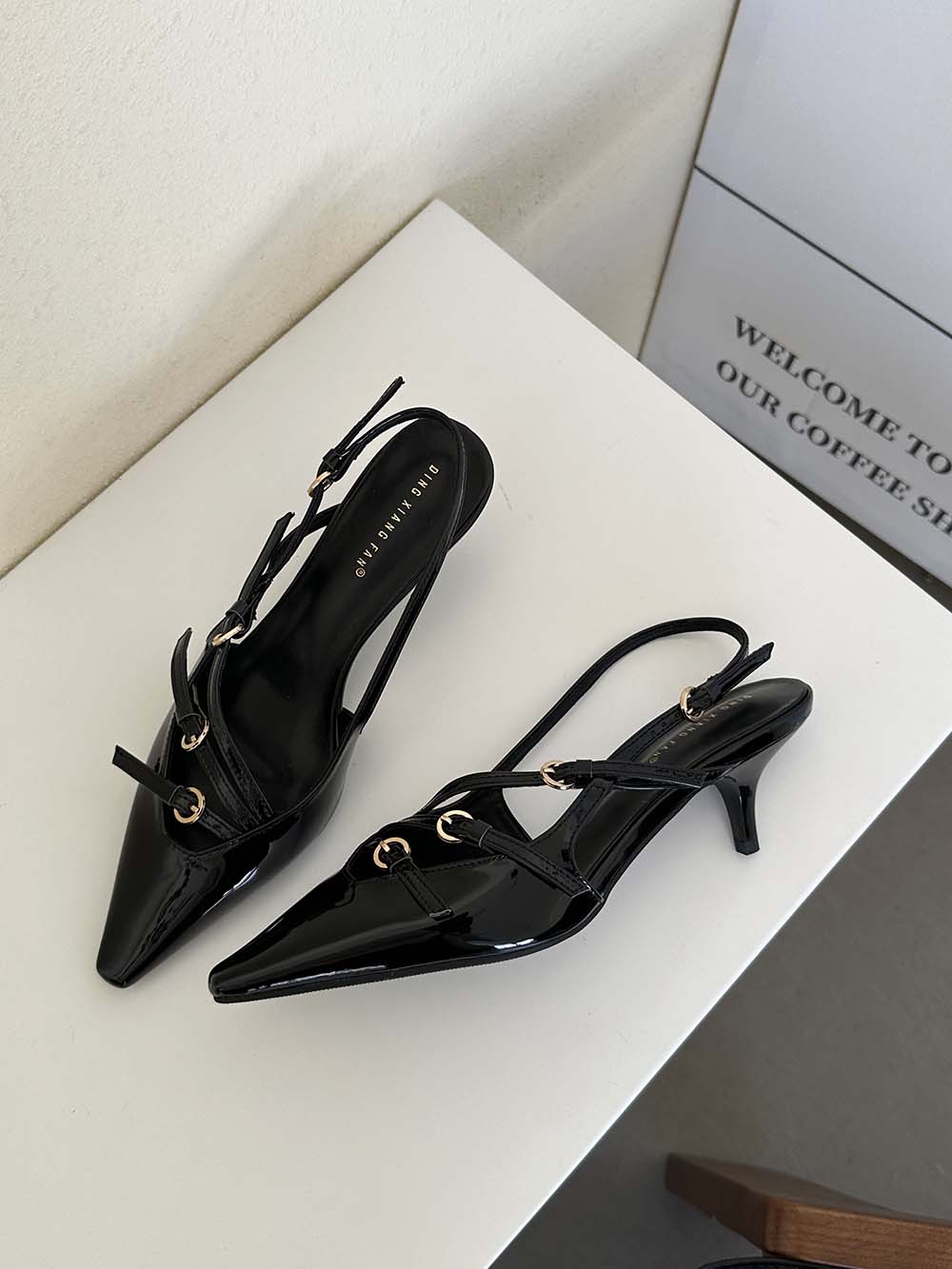 Модные женские босоножки с острым носком, черные, белые, красные, с ремешком сзади, летние туфли на тонком среднем каблуке, туфли-лодочки для вечеринок, женские шлепанцы, размер 35-40 5.5 чёрный
Модные женские босоножки с острым носком, черные, белые, красные, с ремешком сзади, летние туфли на тонком среднем каблуке, туфли-лодочки для вечеринок, женские шлепанцы, размер 35-40 5.5 чёрный