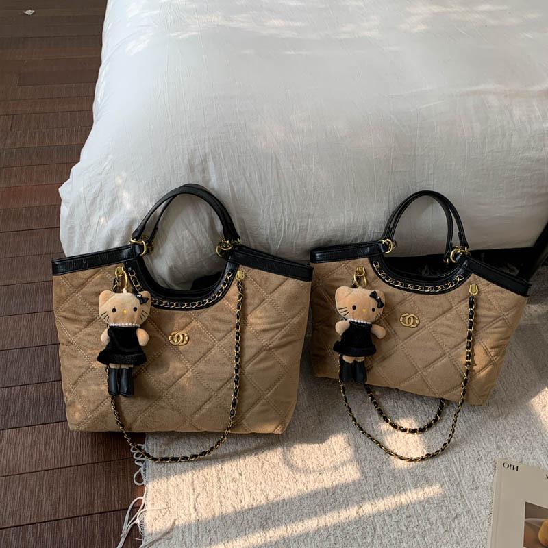 Retro niche large-capacity handbag women s bag 2025 autumn new matte embroidery thread rhombus shoulder messenger bag No pendant
Retro niche large-capacity handbag women s bag 2025 autumn new matte embroidery thread rhombus shoulder messenger bag No pendant