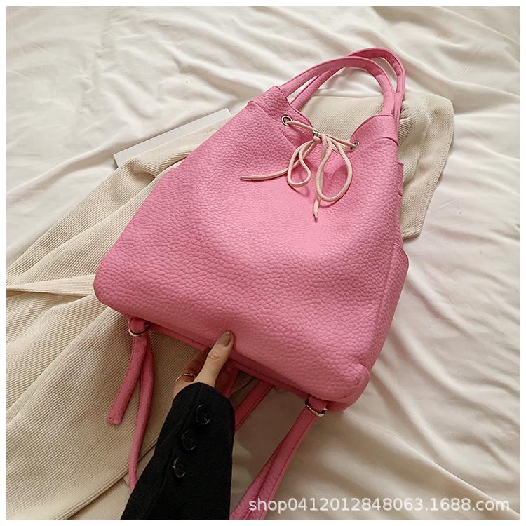 Светлая роскошь однотонная мягкая кожаная сумка-тоут для通勤 женская большая вместимость класс плечевая сумка-тоут рюкзак повседневная универсальная розовый
