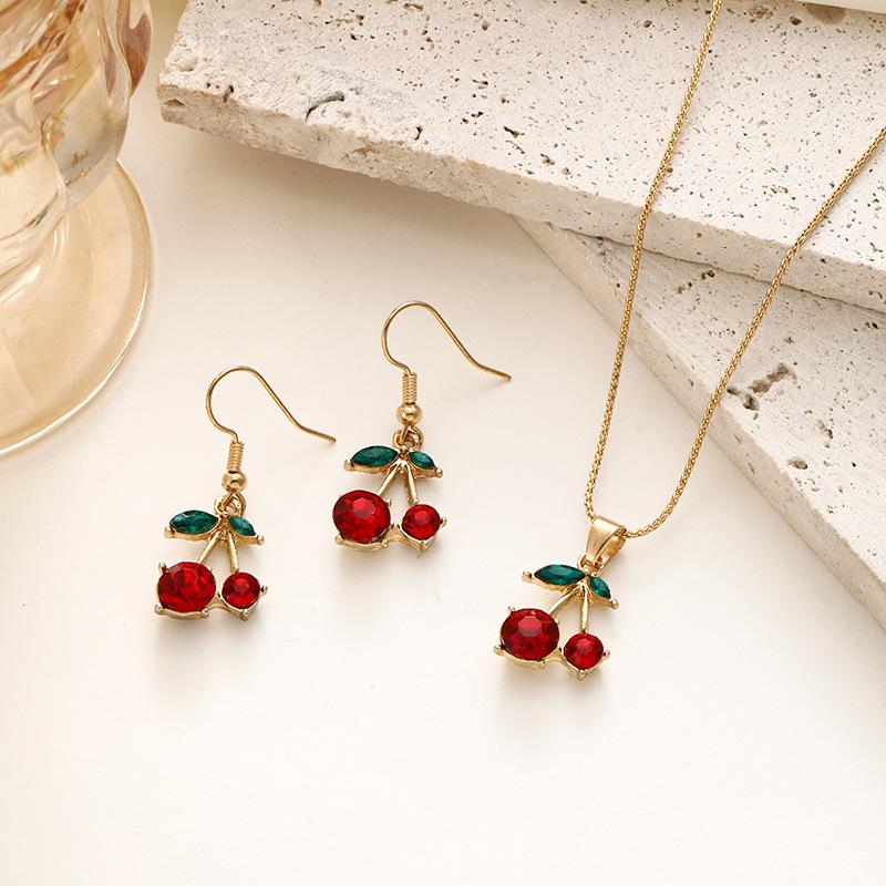 Sweet Red Cherry And Green Leaf Collarbone Necklace Earring Set Women Fashion Pendant Jewelry Gift Box Accessories
Sweet Red Cherry And Green Leaf Collarbone Necklace Earring Set Women Fashion Pendant Jewelry Gift Box Accessories