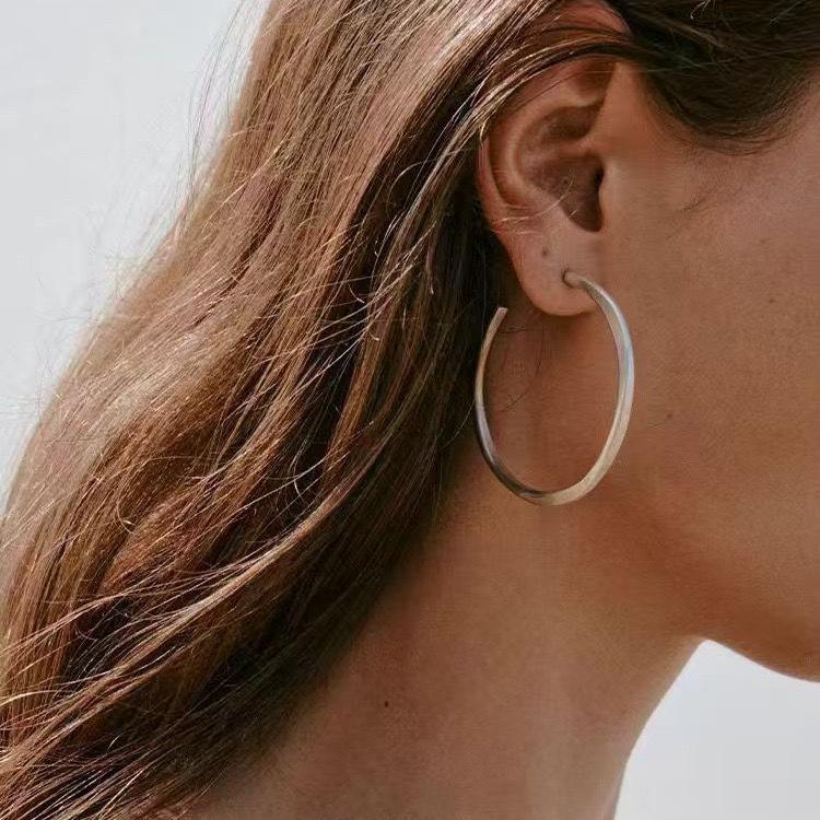 Elegant Autumn/Winter Large Hoop Earrings: Simple, Luxurious Design with High-End Fashion Appeal
Elegant Autumn/Winter Large Hoop Earrings: Simple, Luxurious Design with High-End Fashion Appeal